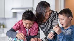 Guía de manualidades para hacer con tus hijos en vacaciones