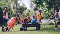 La importancia de que tu hijo interactúe en lugares públicos