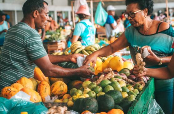 ¿Cuál es la relación del comercio justo con el trabajo digno?