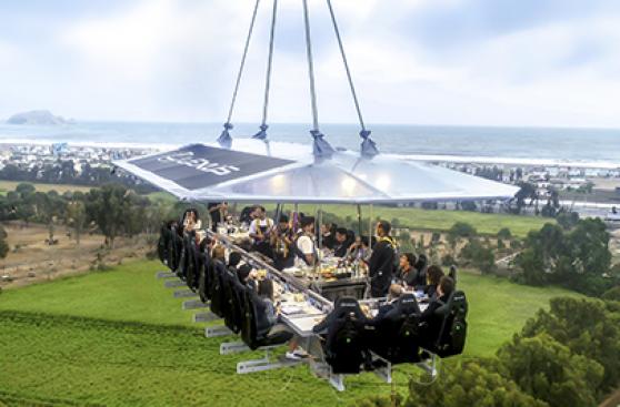 Dinner in The Sky: un lujo servido a 45 metros de altura