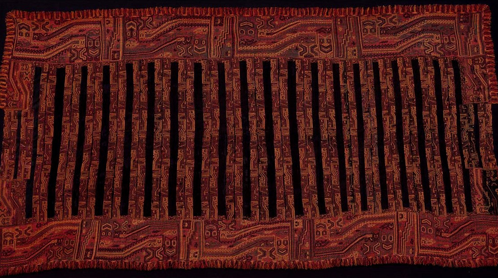 Entre los tejidos del antiguo Perú se encuentran los mantos Paracas. Ahí se pueden apreciar figuras como un ser mítico con forma de ave, felino y serpiente.