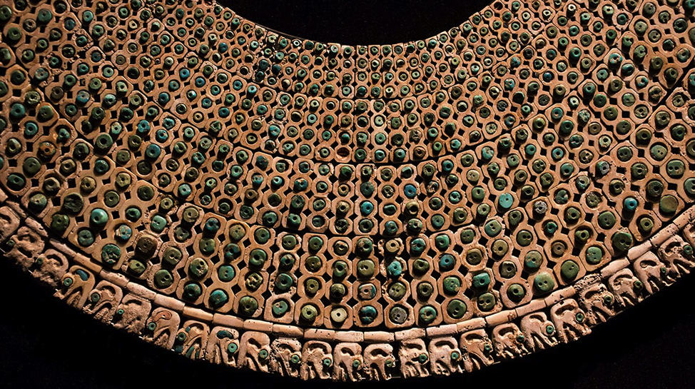 En el museo también se exhibe artesanía Mochica como los famosos pectorales. Estos en su mayoría, realizados con conchas marinas o metales preciosos.