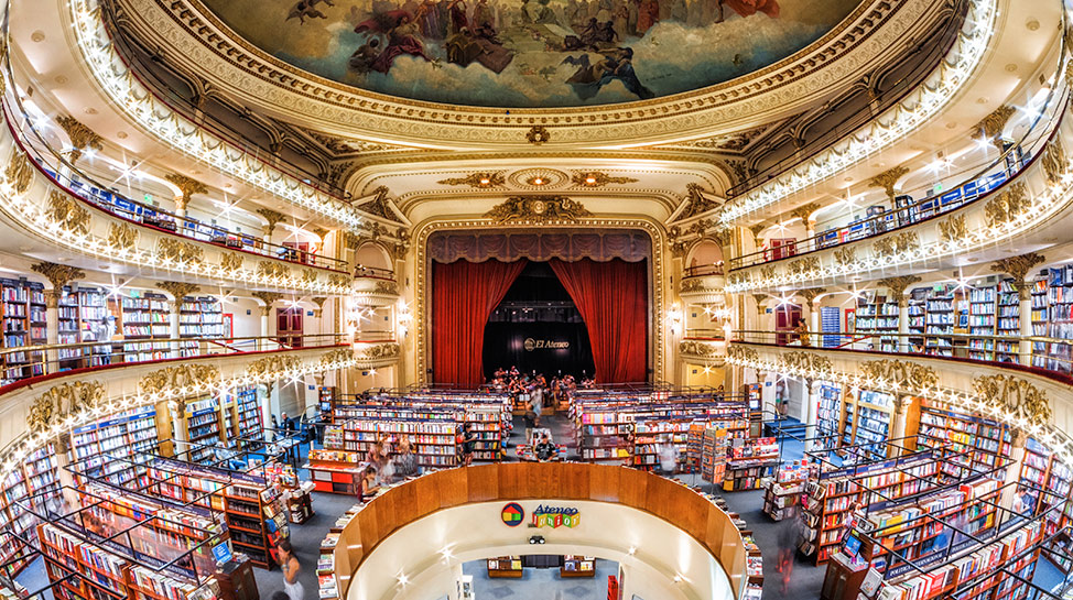 En el barrio de Recoleta se encuentra la librería Ateneo Grand Splendid, considerada la más bella del mundo.