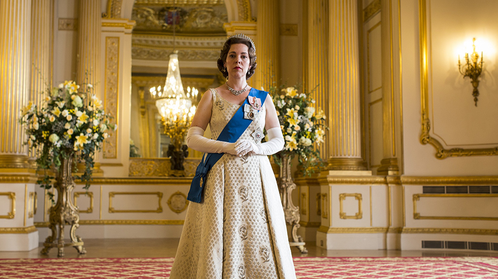 2. "The Crown", cuenta la vida de Isabel II y las difíciles decisiones que le toca tomar ante la coyuntura y su familia.