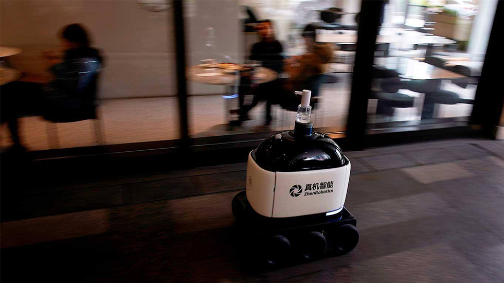 1. Robots. En Wuhan, la ciudad china donde se inició el brote de esta pandemia, los hospitales han empezado a trabajar con robots.