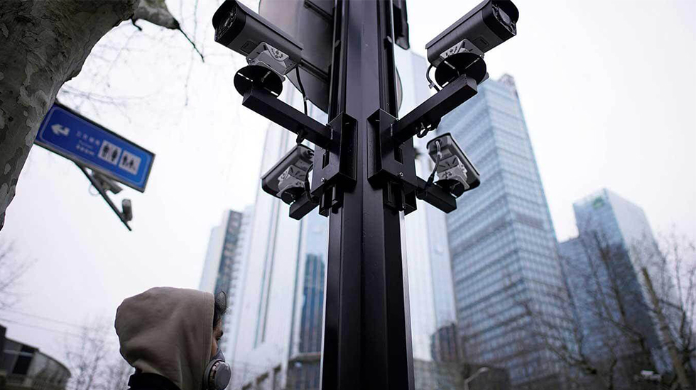 6. Internet de las cosas (IoT). En China, las autoridades policiales de la ciudad de Chengdu capturan la temperatura corporal de los transeúntes con una cámara infrarroja.